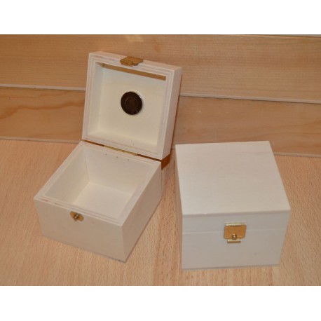 Petite boîte en bois avec aimant 7,5 x 7,5 x 6 cm